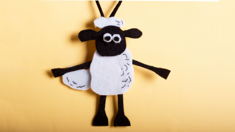  DIY Shaun the Sheep Felt Doorknob Hanger 